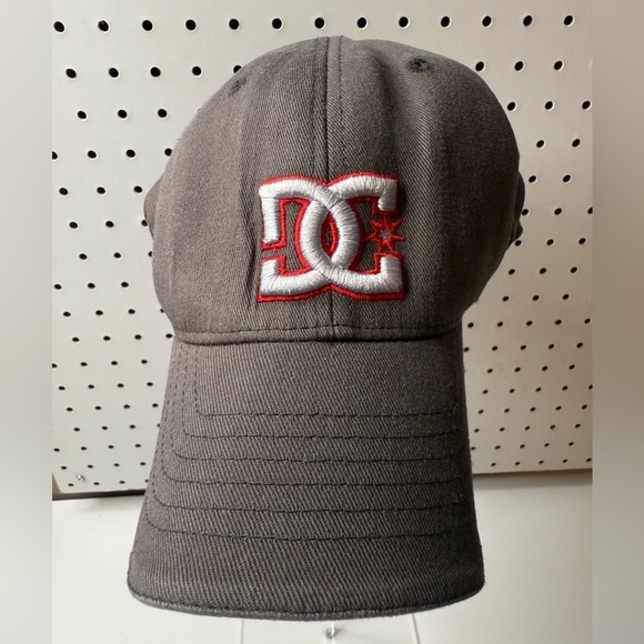 DC Shoes Flexfit Charcoal Hat with White & Red Emblem Logo Skate Skateboarding - Picture 2 of 15